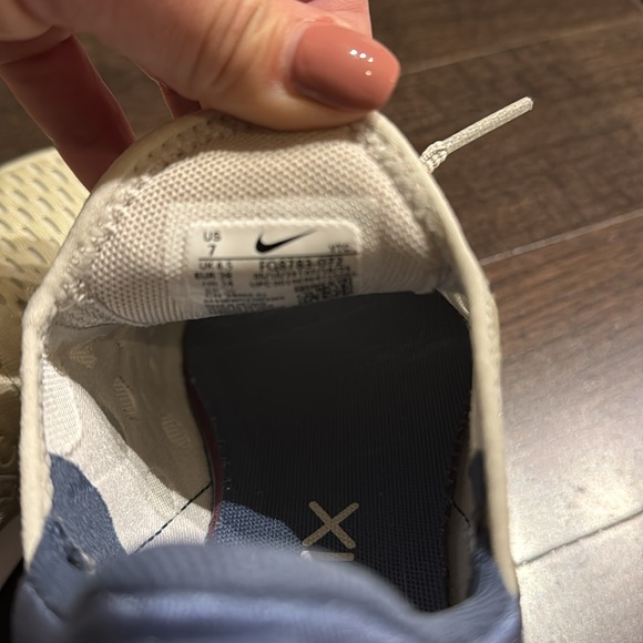 Women’s Nike Air Max 270 
Light Bone / Diffused Blue / White - Picture 6 of 7